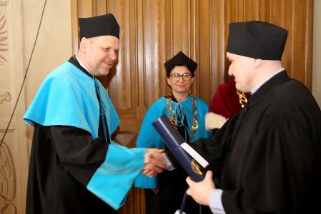 dr Łukasz Lipiński z promotorem dr. hab. Bartoszem Awianowiczem, prof. UMK. Kliknij, aby powiększyć zdjęcie.